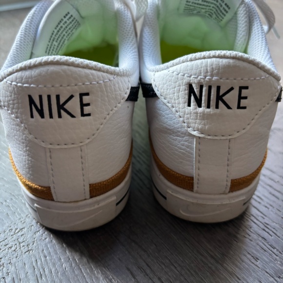 Women's Court Legacy Leather Sneaker - Picture 4 of 5